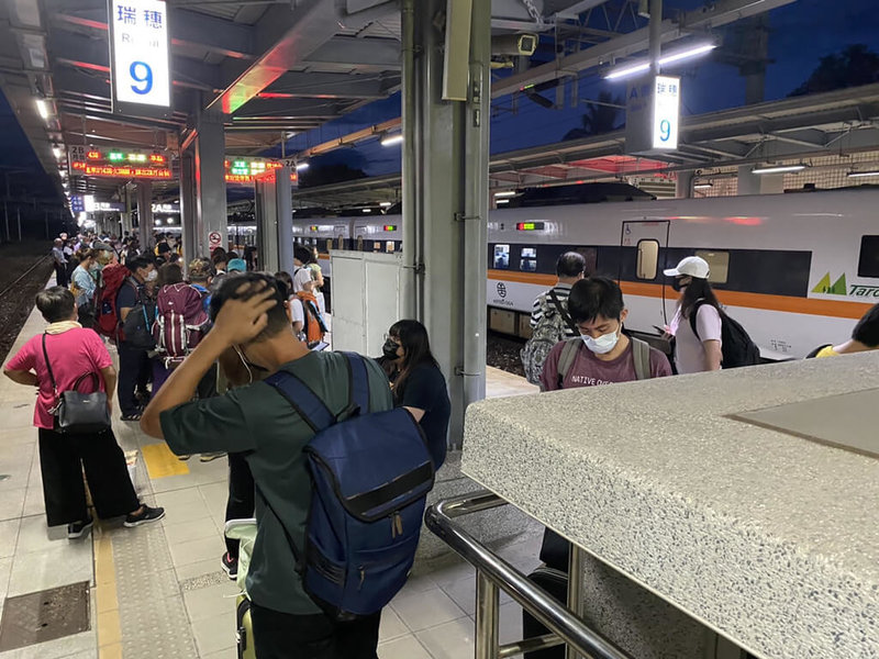 台鐵局花蓮運務段長吳金添9日指出,太魯閣號432次列車因機車頭故障,於瑞穗站停靠,將待深夜再拉回花蓮站檢修;機車頭故障詳細原因仍須檢查確認。