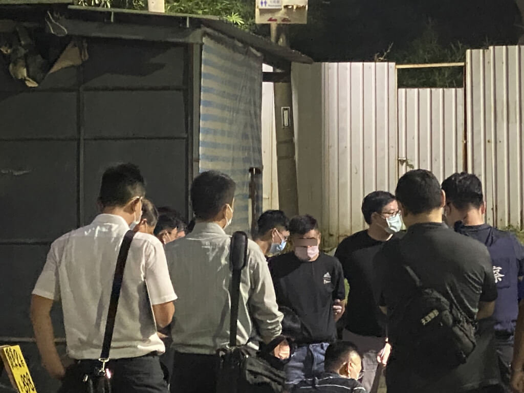 台南市安南區22日發生襲警案造成2名警員殉職,警方23日清晨在新竹市客運站逮捕凶嫌林信吾(中),並查獲搶來並已上膛的警槍。(民眾提供)