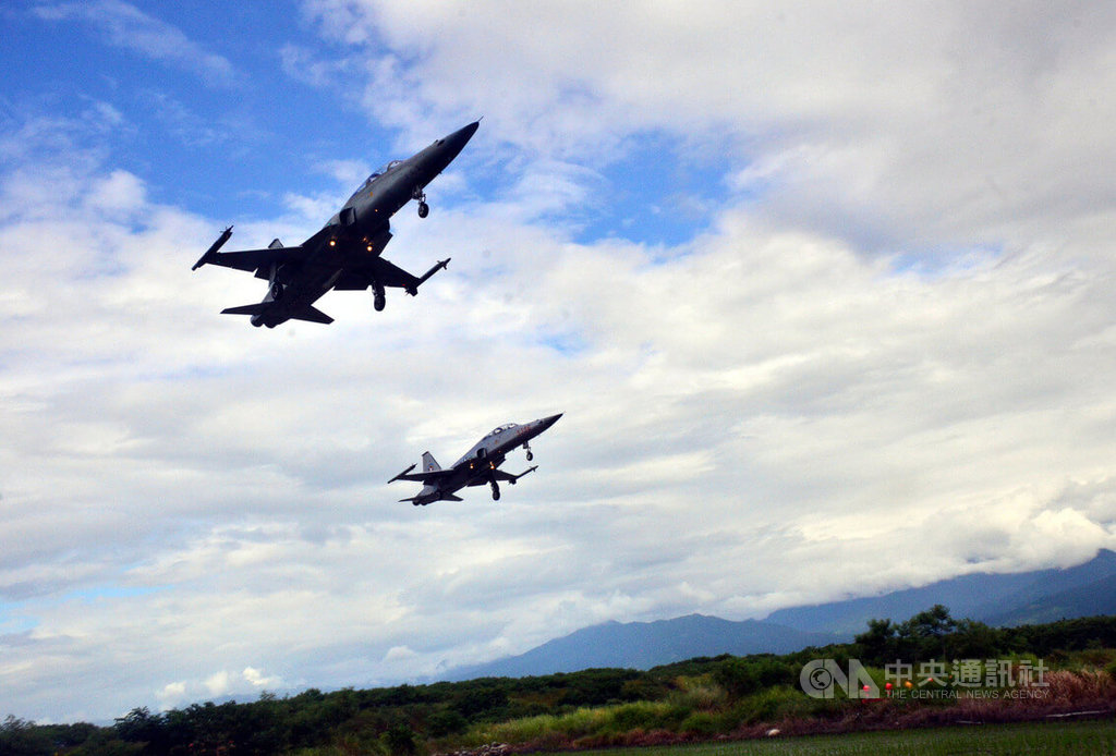 空軍台東志航基地幻象2000和F5戰機4日早上陸續掛彈升空;空軍表示是例行性訓練,與中共解放軍在台灣東部海域軍演無關。圖為F5戰機。中央社