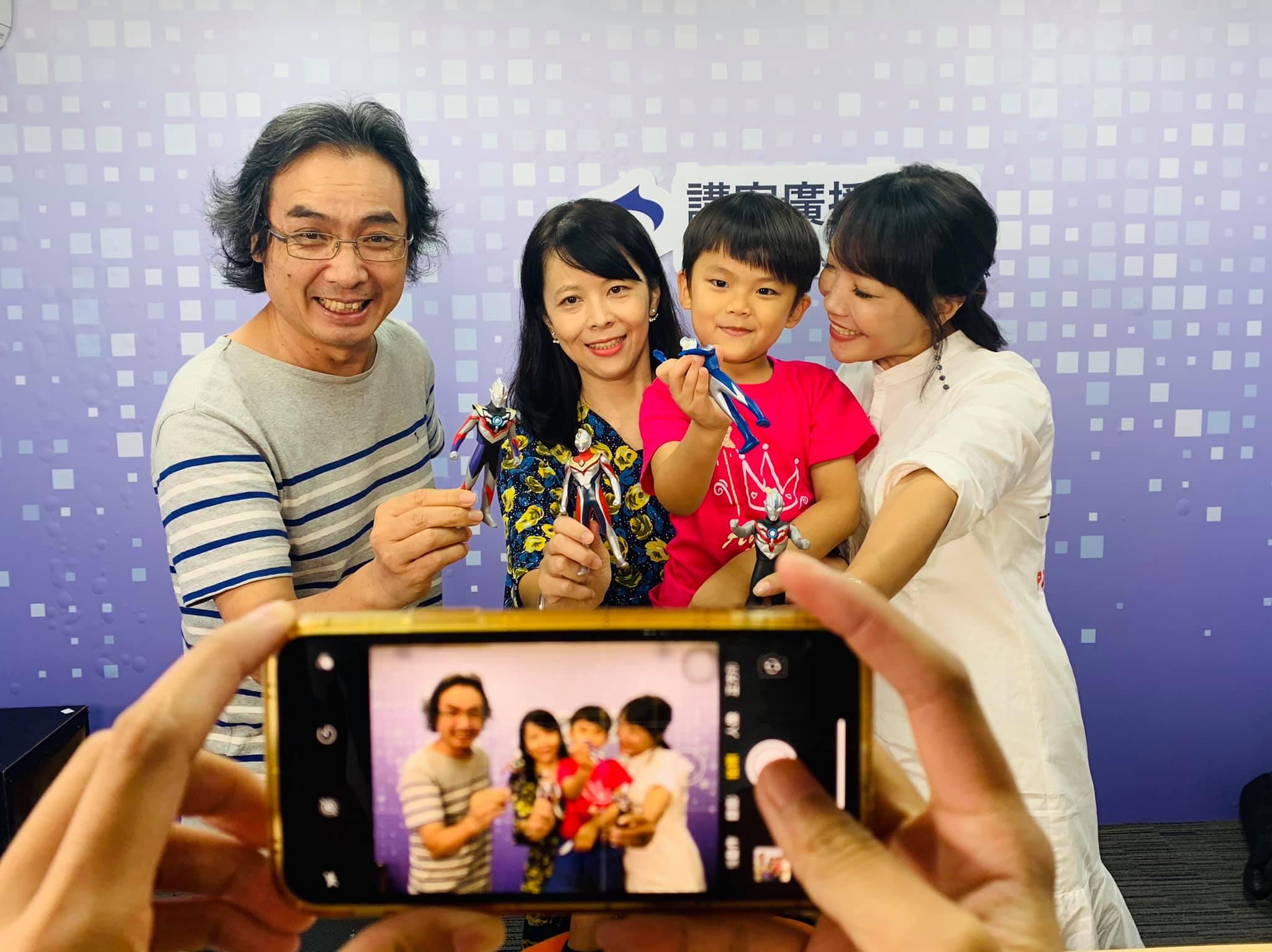 饒玲旭五歲時上講客廣播電臺節目《雁子飛過台三線》唱多首客語歌曲,令人驚豔!左起為客傳會董事長陳邦畛、徐美婷、饒玲旭、主持人徐子雁。徐美婷提供