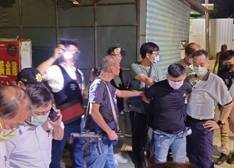 台南市安南區22日發生襲警案,2名警員殉職,專案小組23日清晨在新竹市客運站逮捕凶嫌林姓男子。(取自臉書社會事)