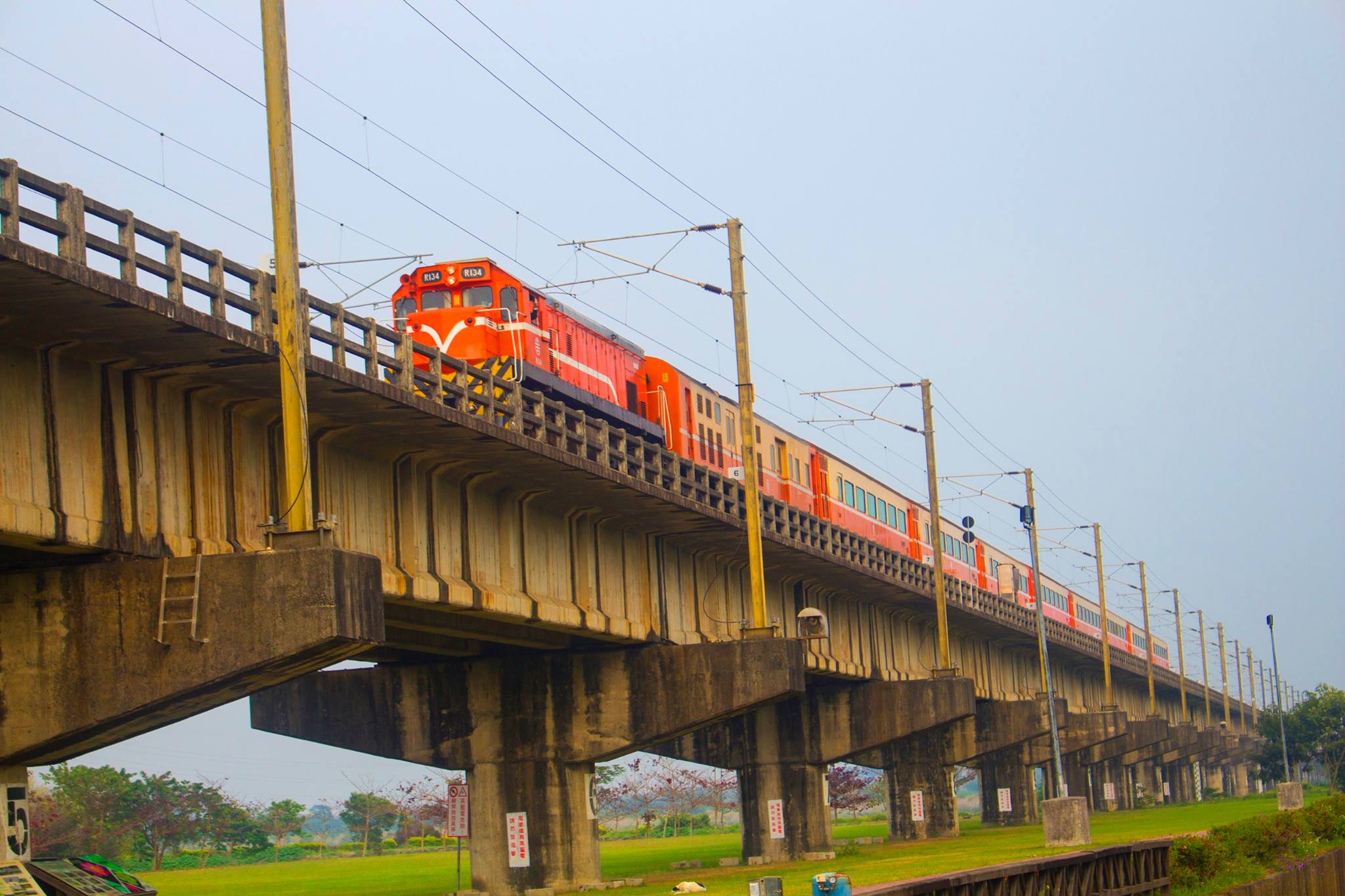 行駛於高樹鐵橋路段的台鐵列車。洪俊傑攝