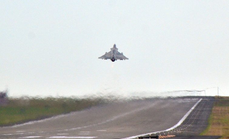 空軍台東志航基地幻象2000和F5戰機4日早上陸續掛彈升空;空軍表示是例行性訓練,與中共解放軍在台灣東部海域軍演無關。圖為幻象戰機起飛。中央社
