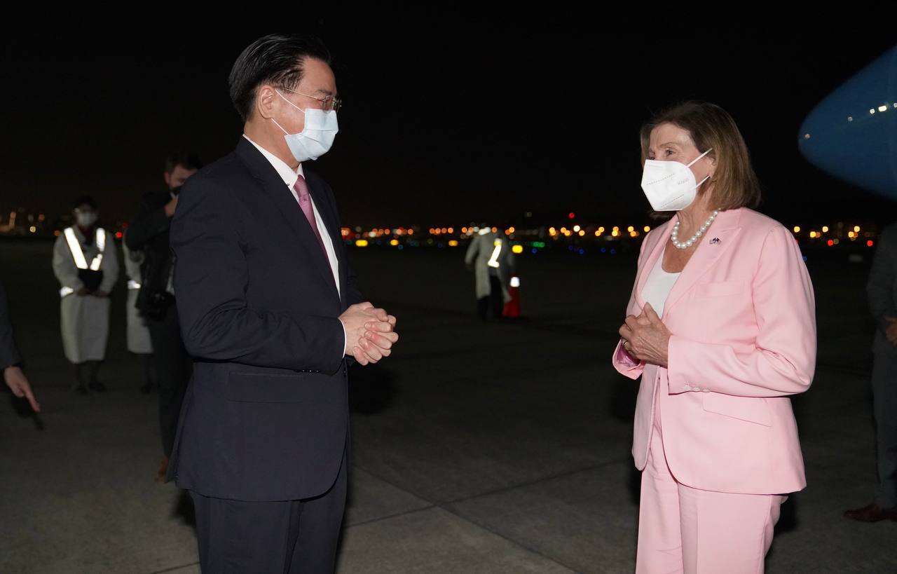 外交部吳部長向裴洛西議長致意。外交部提供