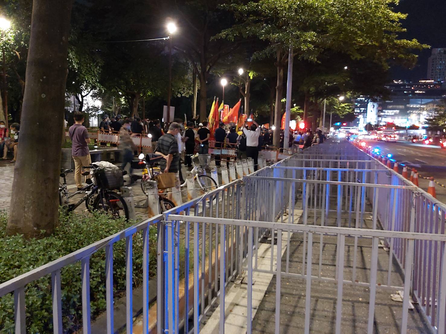 君悅酒店外架起護欄避免衝突。謝國玄攝
