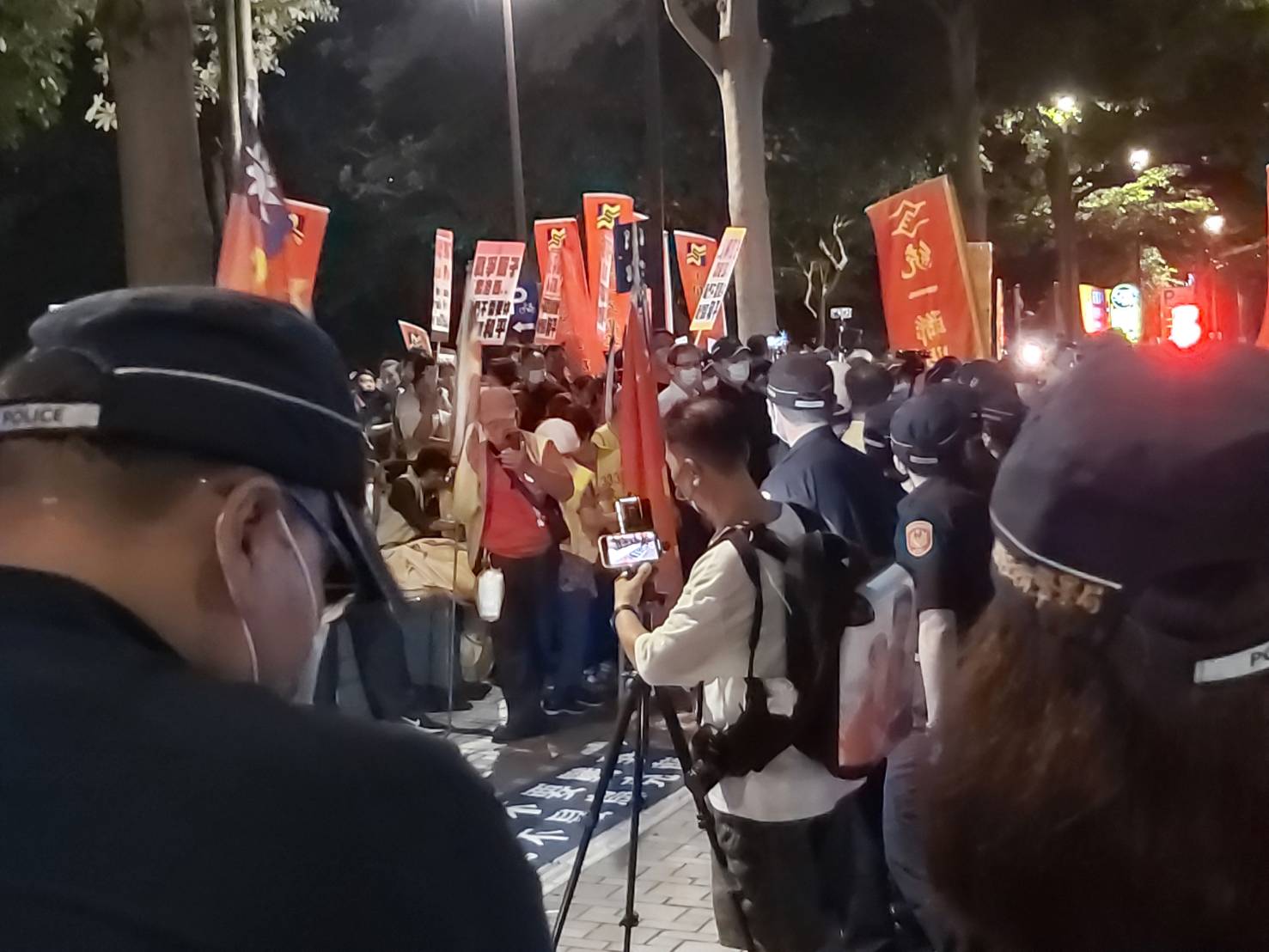 張安樂率統促黨群眾高舉標語抗議裴洛西來台。謝國玄攝
