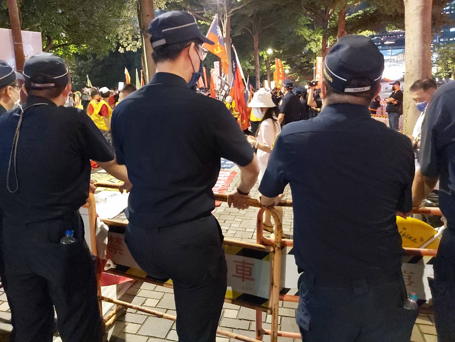 現場警力隔開抗議群眾。謝國玄攝影