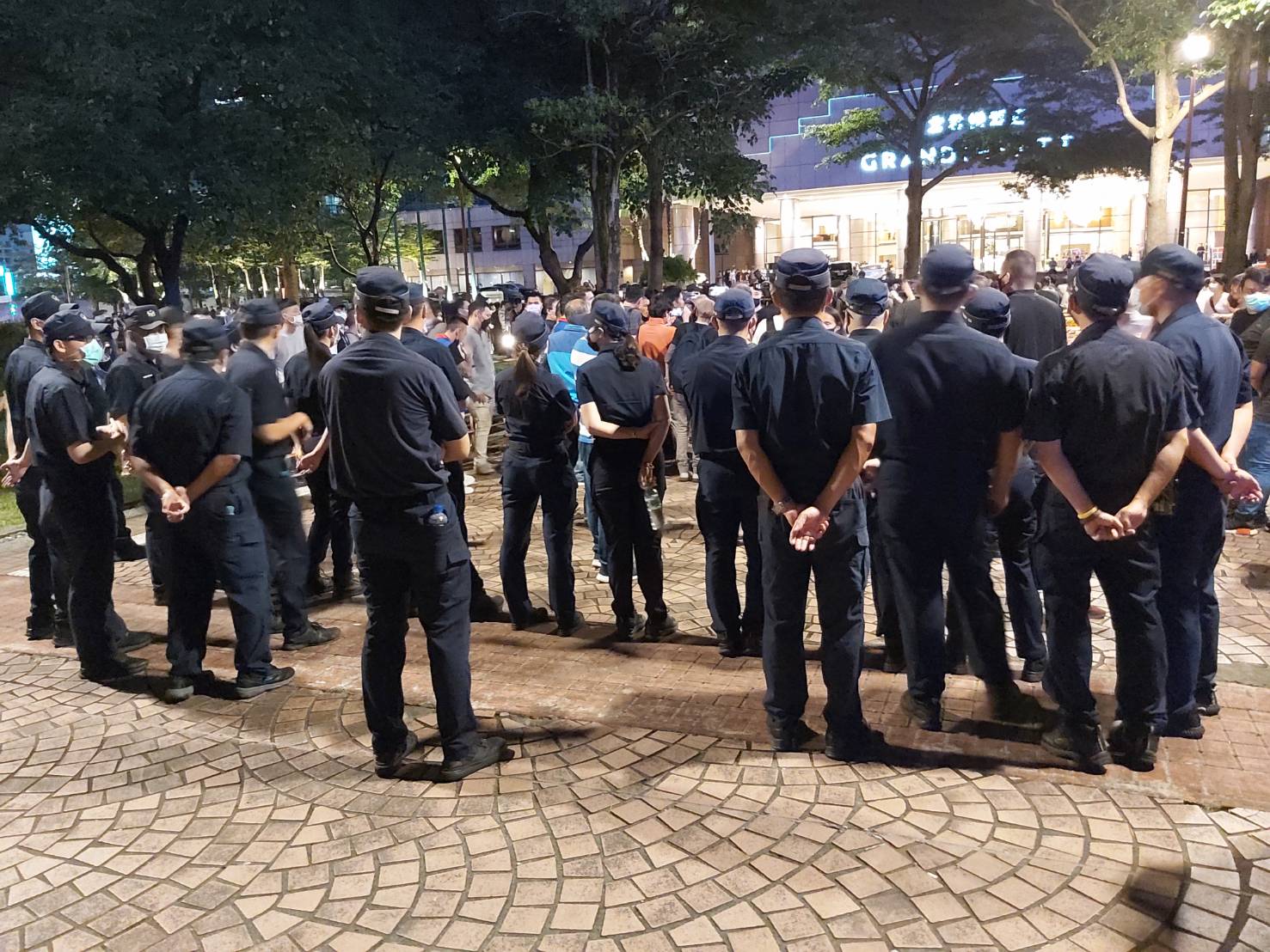 大批警力於君悅酒店現場戒備。謝國玄攝