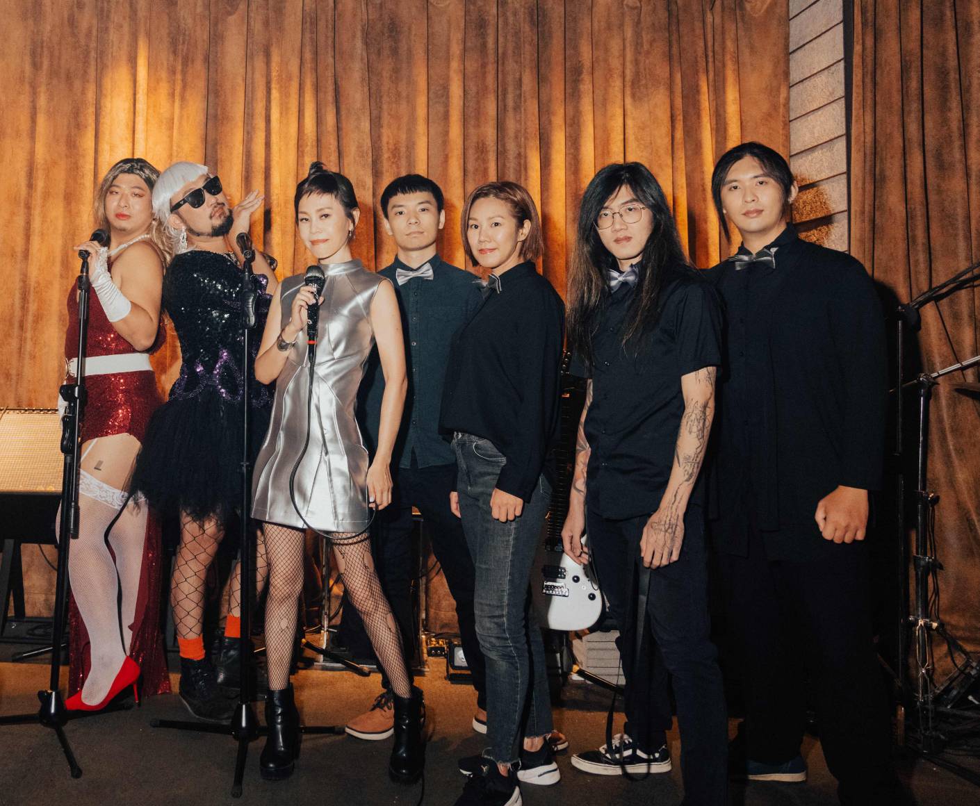 MV邀請到網紅UG(左一)、八十八顆芭樂籽主唱阿強(左二),以及2019客家流行音樂大賽冠軍Siàu-lú khah-lah少女卡拉相挺出演(右起四位)。(圖/新視紀整合行銷提供)