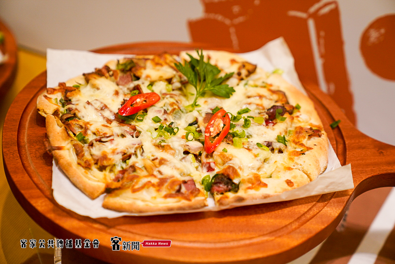 客家小炒PIZZA，色香味俱全，吃過的都說讚。宋佩遙攝