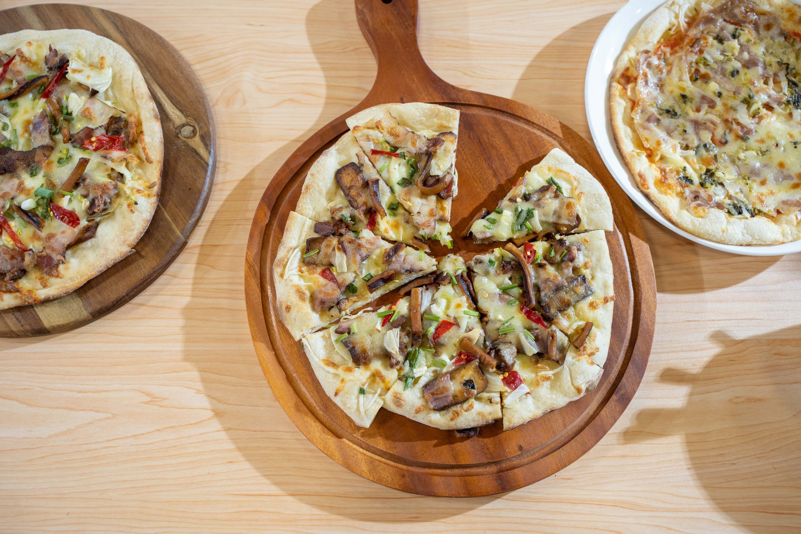 「客家主題館」（攤位編號A618）與業者結合，推出客家小炒PIZZA、甜粢粑PIZZA，讓民眾嘗鮮。