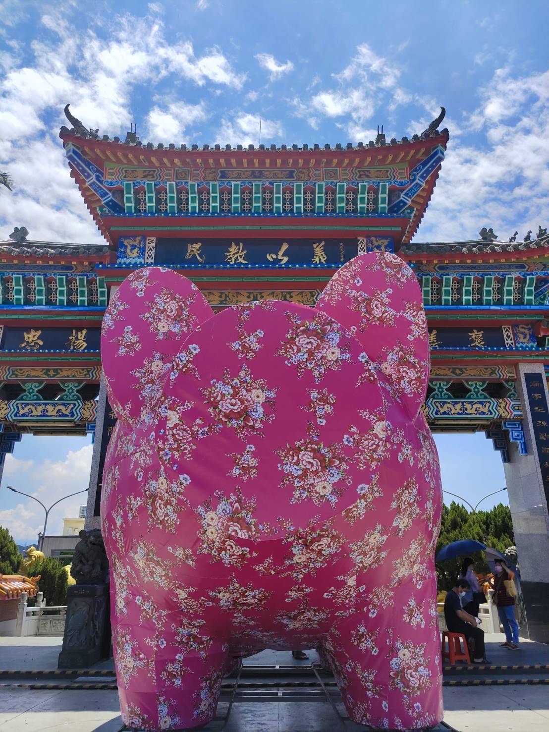 今年推出的限定版客家粉紅大豬,高約5公尺、寬6公尺,紙展出到8/19,新竹縣政府表示,義民祭活動結束後就會收起來。蘇佑昇攝
