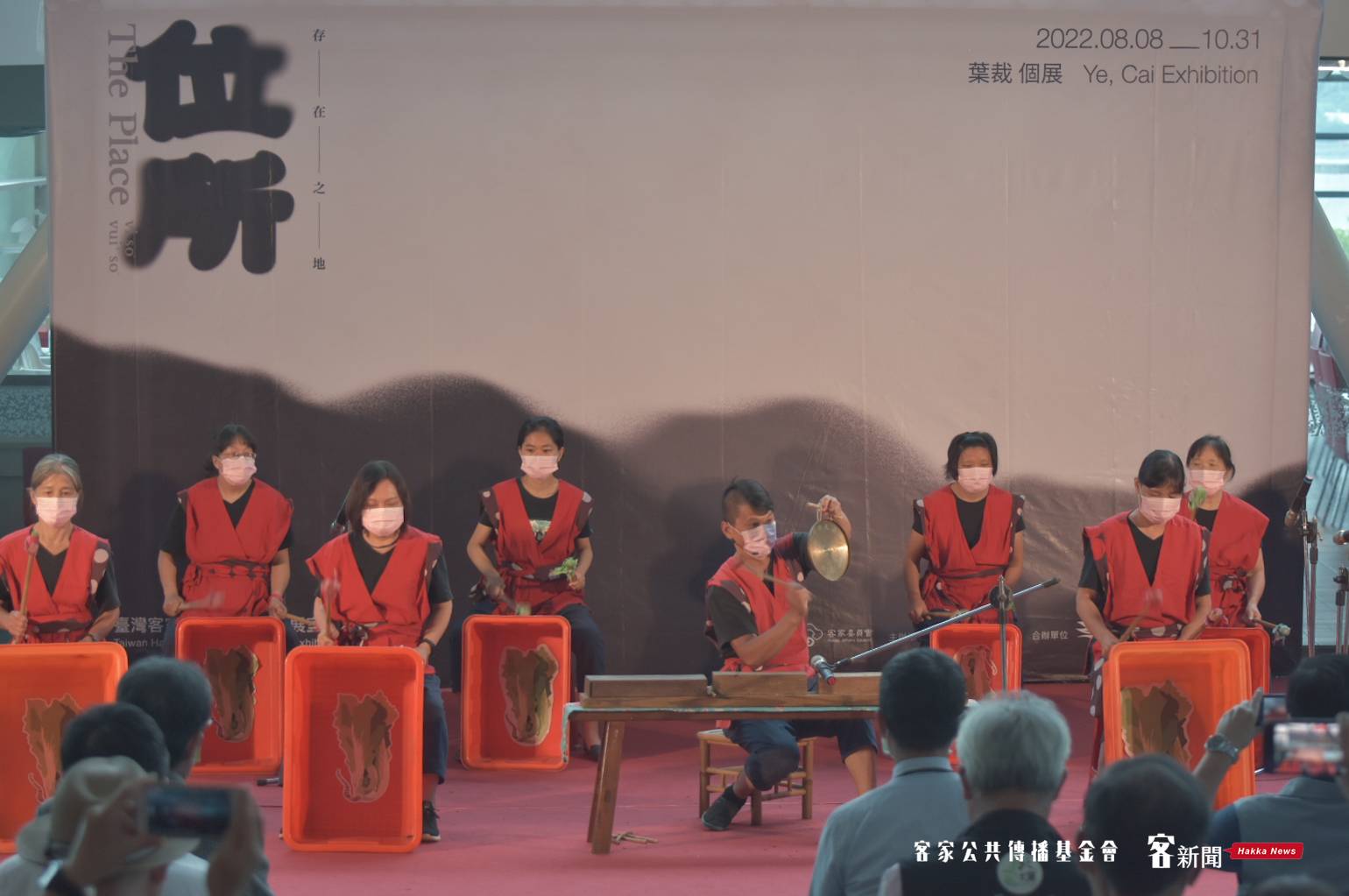 今日的葉裁個展開幕記者會在「南埔鹹菜桶打擊樂劇團」熱力開場。洪俊傑攝