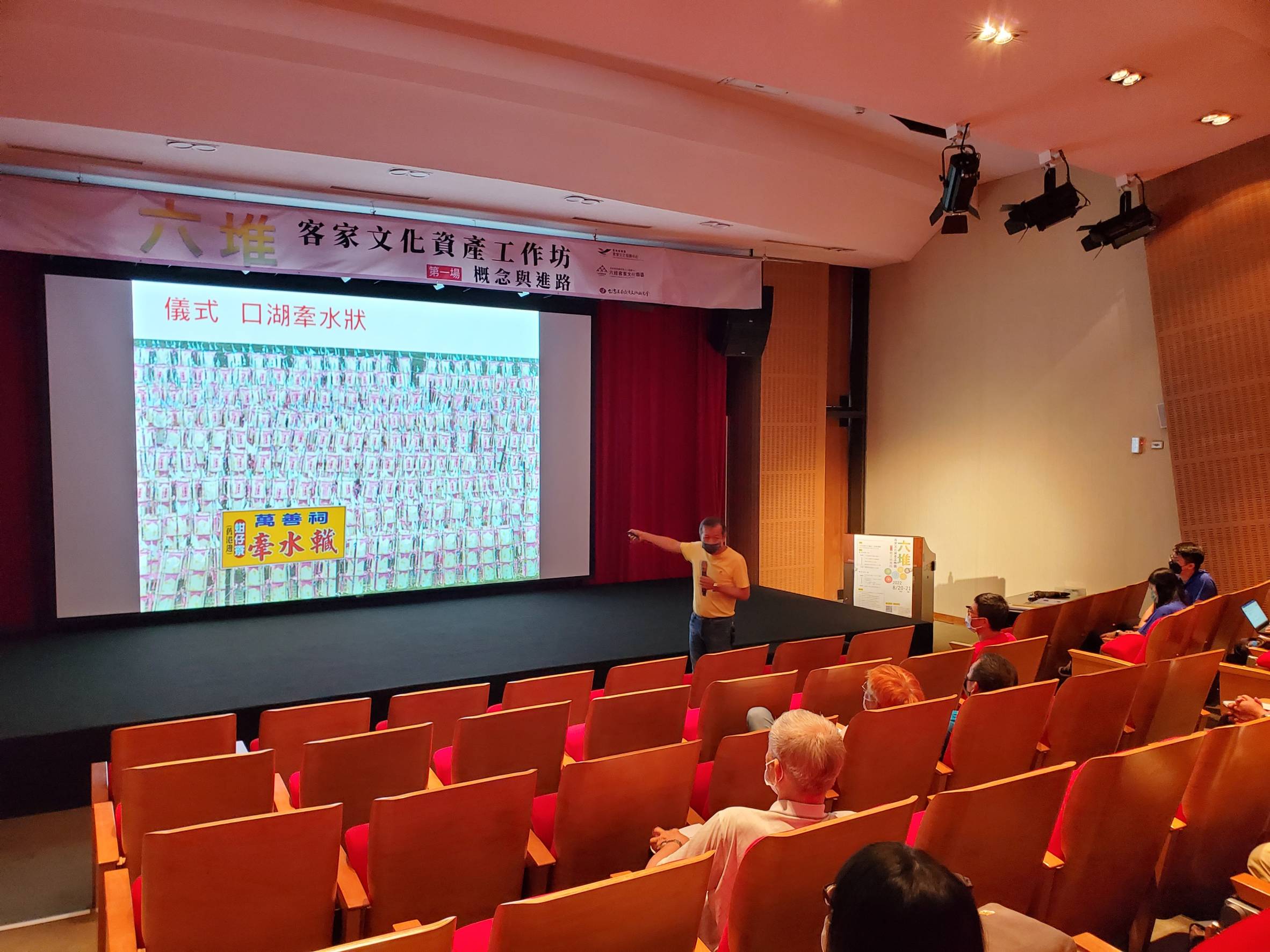 台中教育大學副教授林茂賢講解無形文化資產。圖 /客發中心提供