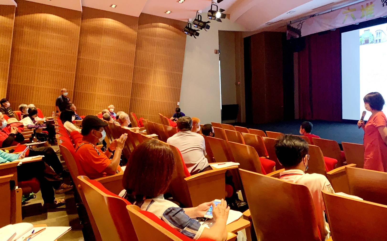 屏東大學文化創意產業學系主任林思玲系與參與民眾對談分享。客發中心提供