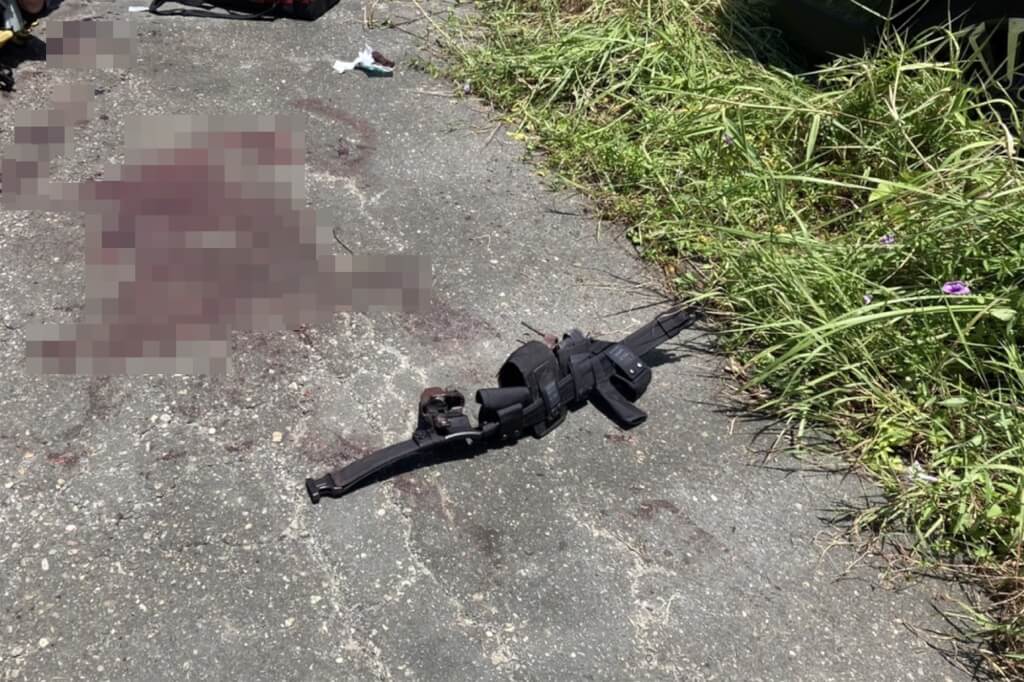 台南市發生重大襲警案,造成2名員警死亡,現場地面留有血跡與員警裝備。中央社