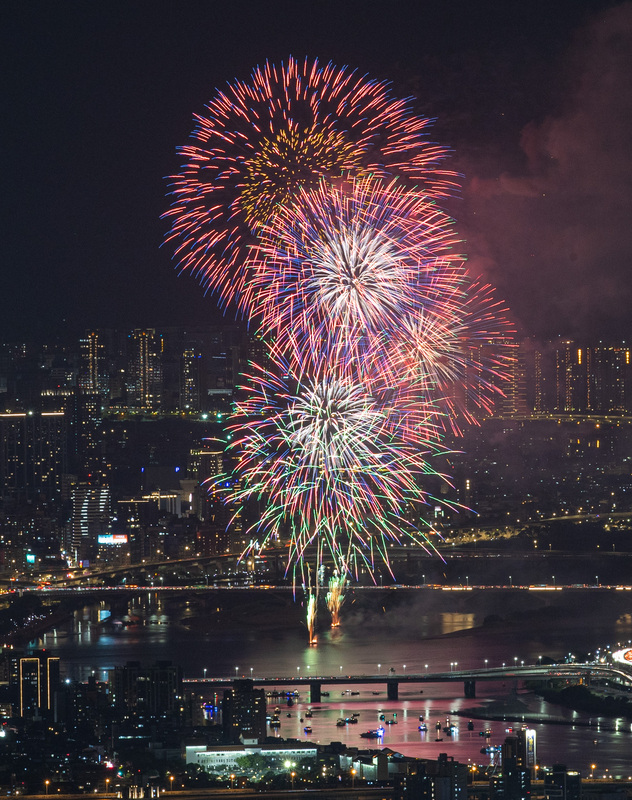 2022大稻埕情人節活動30日登場，重頭戲煙火秀持續時間長達480秒，7/30晚間8時10分開始施放，吸引不少民眾三五成群，在延平河濱公園周邊欣賞。