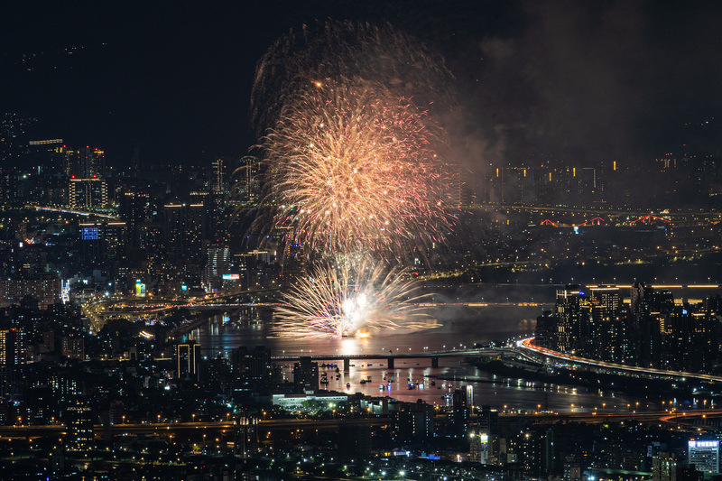 2022大稻埕煙火節，絢爛8分鐘閃亮台北夜空。