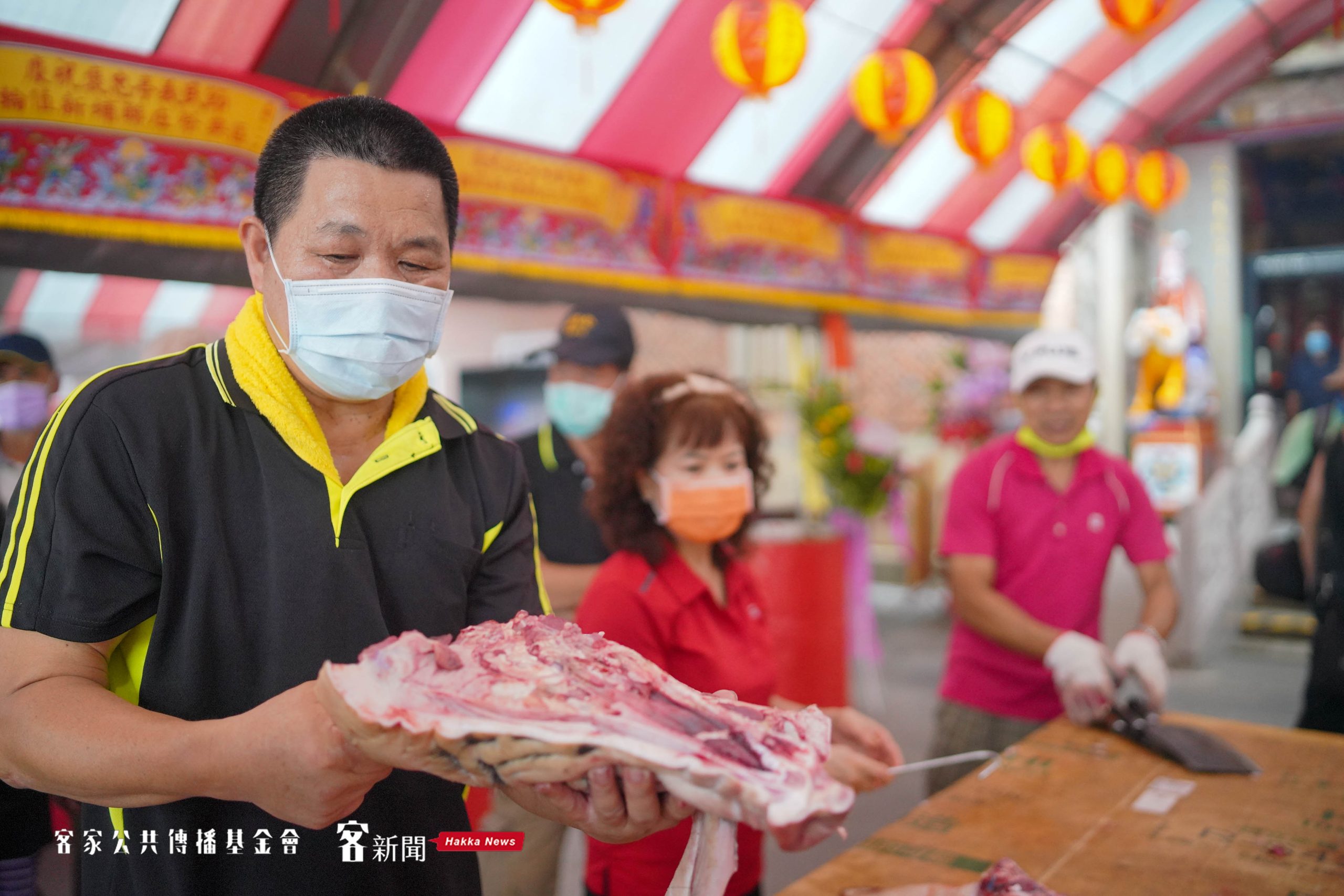 祭祀結束後,信眾將豬肉分送給前來參拜的親戚朋友。莊勝鴻攝
