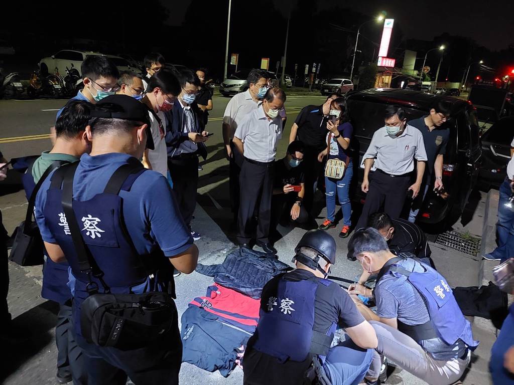 凌晨4:36,警政署長黃明昭率大批警力,於和欣客運新竹站斜對面逮捕台南殺警案兇嫌林信吾。圖/警方提供