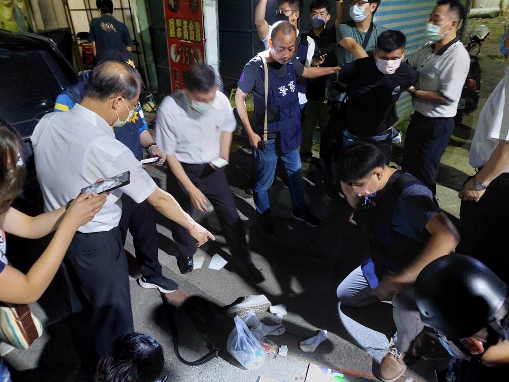 凌晨4:36,警政署長黃明昭率大批警力,於和欣客運新竹站斜對面逮捕台南殺警案兇嫌林信吾。圖/警方提供