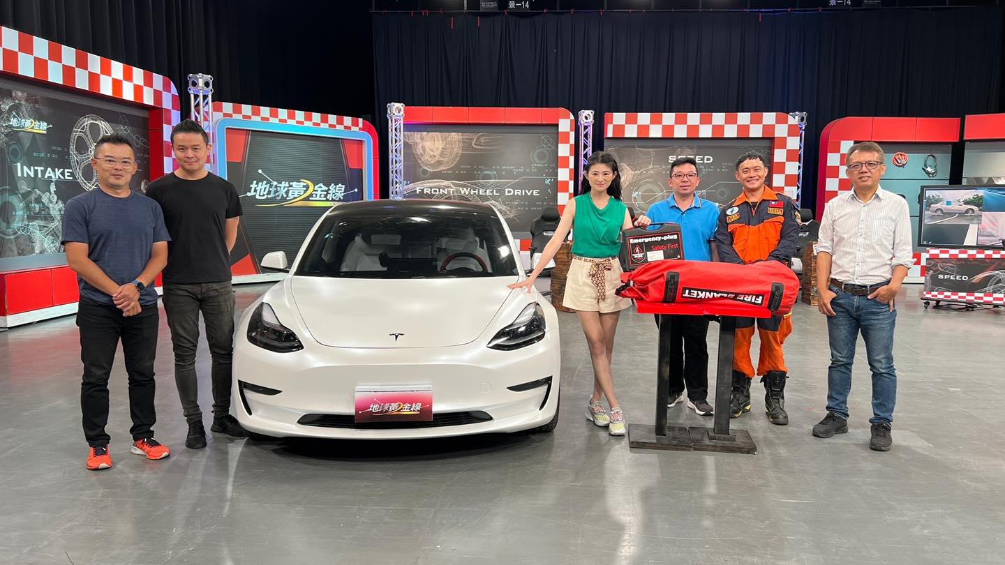 Andy老爹常上汽車談話性節目與其他專家討論汽車，圖為他上蘇宗怡的「地球黃金線」節目。翻攝Andy老爹粉絲團