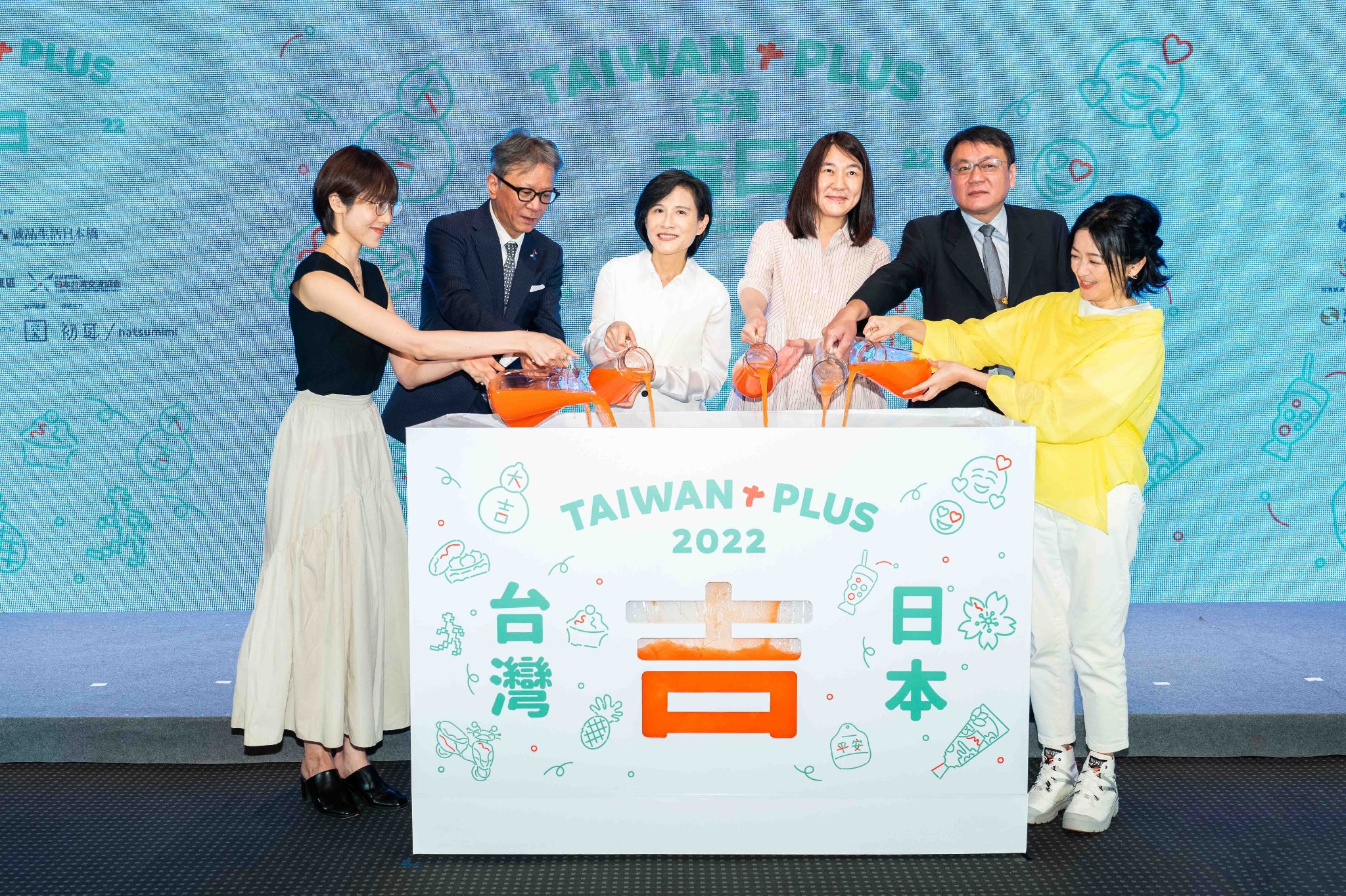 中華文化總會與民間企業誠品,於8月18日的TAIWAN PLUS啟動記者會,文總副會長鄭麗君(左三)、誠品董事長吳旻潔(右三)、日台交流協會副代表橫地晃(左二)、台日關係協會秘書長周學佑、交通部觀光局副局長林信任、台灣菸酒公司董事長丁彥哲(右二)、外貿協會祕書長王熙蒙、高雄流行音樂中心執行長李欣芸(右)等貴賓均共襄盛舉。文總提供
