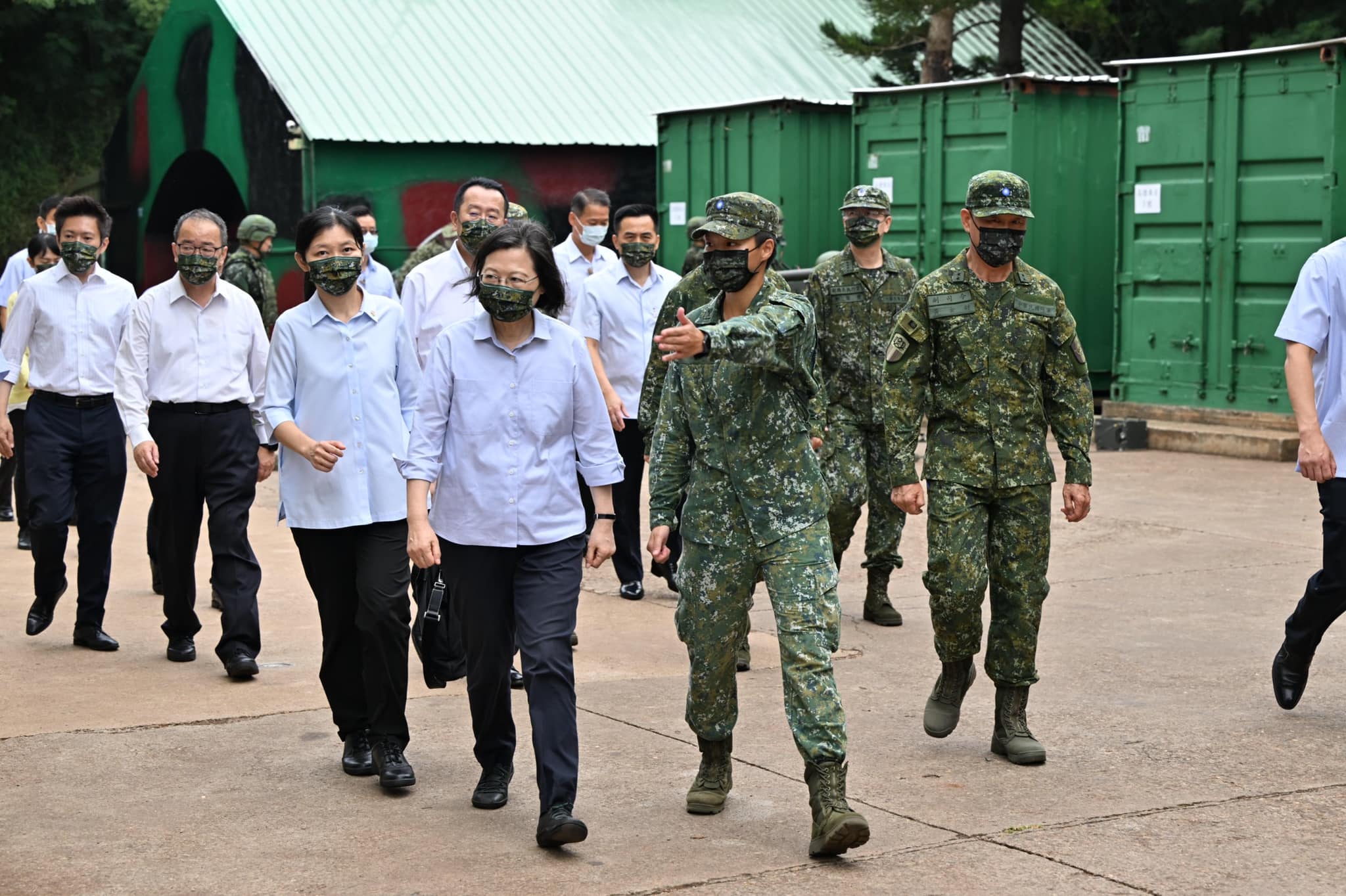 對中國近期以無人機挑釁，總統蔡英文昨到澎湖巡視國軍，下令反制。圖取自蔡英文臉書