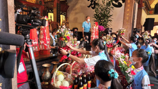 祭祀典禮首次由小學生擔任禮生工作,獻花儀式。洪俊傑攝