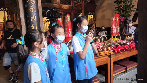 祭祀典禮首次由小學生擔任禮生工作。洪俊傑攝