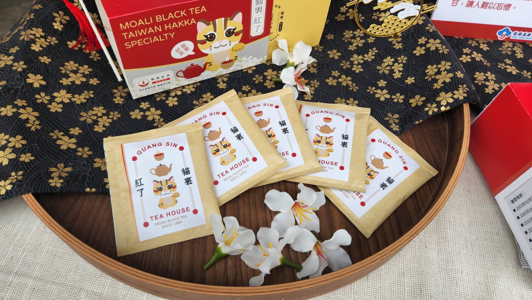 廣欣茶行設計的貓裏紅茶「貓裏紅了」造型十分可愛、喜氣，非常適合當伴手禮送給親友。洪俊傑攝