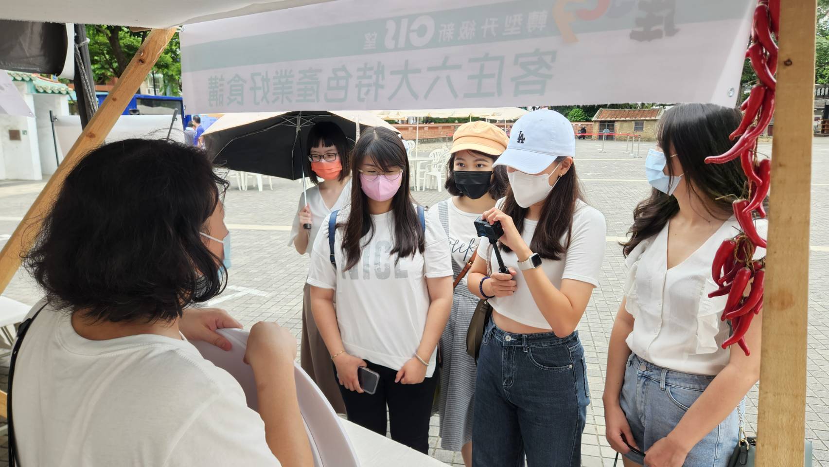 客委會與工研院合作輔導數位升級的30間店家，在今日於新竹新瓦屋展出一系列精緻客家好物商品，吸引許多民眾駐足參觀詢問。洪俊傑攝