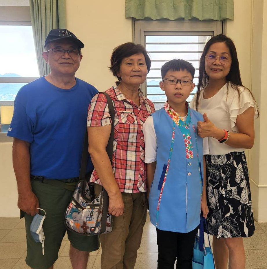 謝昀恩說,自己是阿太、阿公阿婆(左一、左二)、阿爸阿姆,四代同堂的客家人,右一為寶石國小校內指導老師古秋婷。洪俊傑攝