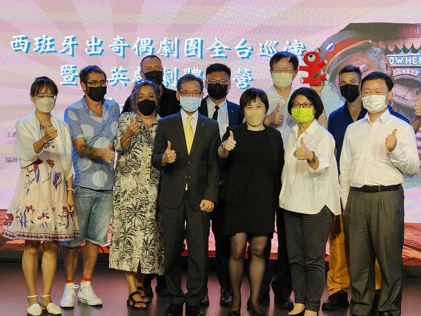 這次大力引薦出奇偶劇團來臺演出的立法委員湯蕙禎(前排右二),開心地邀請大家來看戲,也十分期待孩子們能在客英續劇夏令營收穫滿滿,圖左四為外交部歐洲司總領事廖志賢、左一為西班牙商會商務組長黎俐妘。