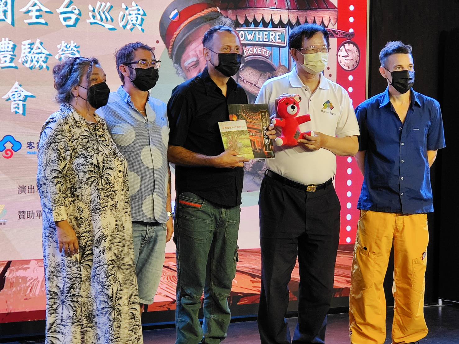 這次客英雙語戲劇夏令營的客語師資葉倫會(右二)與出奇偶劇團團員交換禮物。蘇佑昇攝