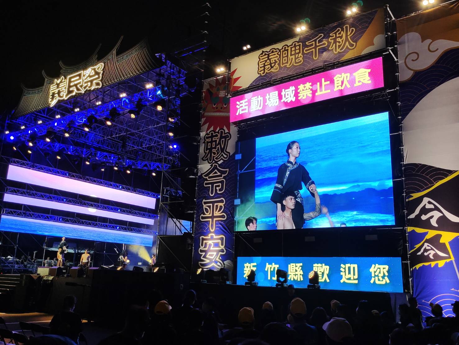 舞台設計結合義民廟的廟宇設計，相當特別。蘇佑昇攝
