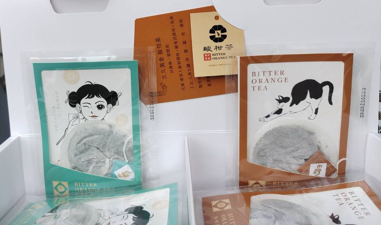 怡明茶園推出的酸柑茶茶包，讓民眾不需要買整顆酸柑茶，就能喝到清香回甘的酸柑茶，其設計的酸柑茶茶包造型非常文青風，吸引許多遊客駐足詢問、購買。蘇佑昇攝
