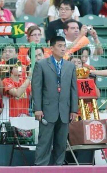 穿著西裝替統一獅加油，是何信標「職棒生涯」的代表作之一。何信標提供