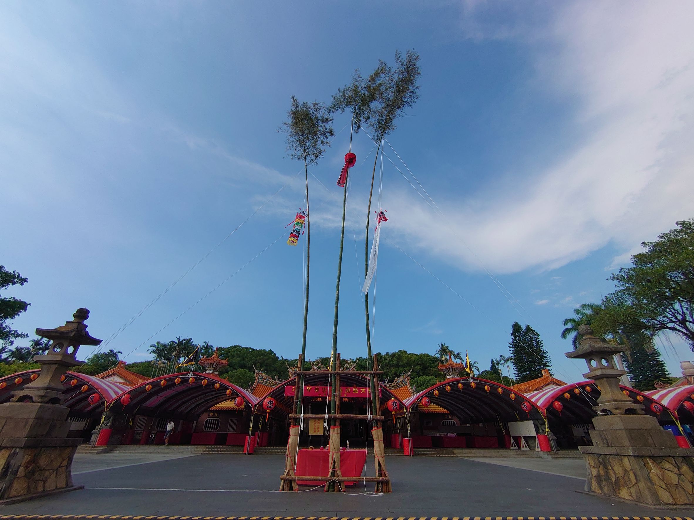 義民廟今天在廟前豎起燈篙，引領各方孤魂前來。李台源攝