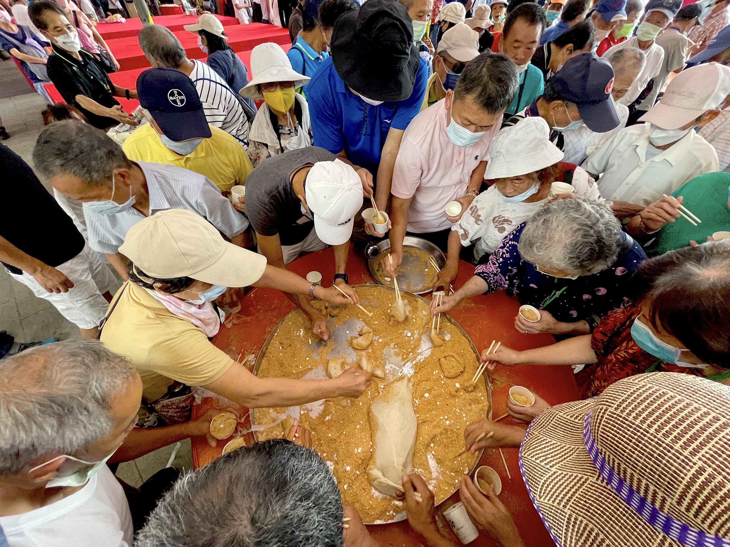 現場準備客家點心粢粑讓參與民眾享用。莊勝鴻攝