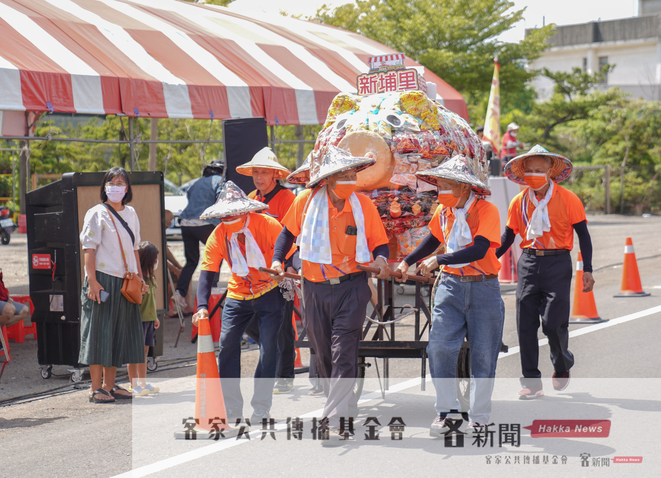 創意神豬遊行踩街。洪俊傑攝