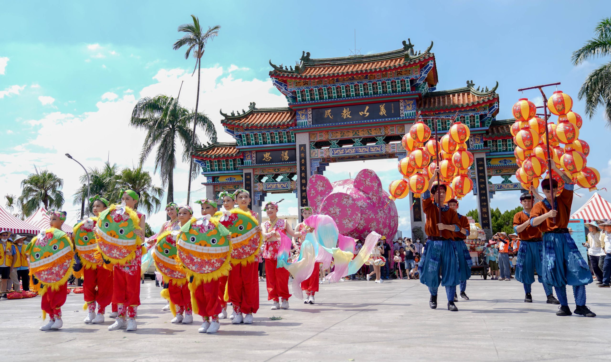 今日全國義民祭開幕式,表演團體陸續精彩演出,巨大客家粉紅豬充當背景,十分搶眼!洪俊傑攝