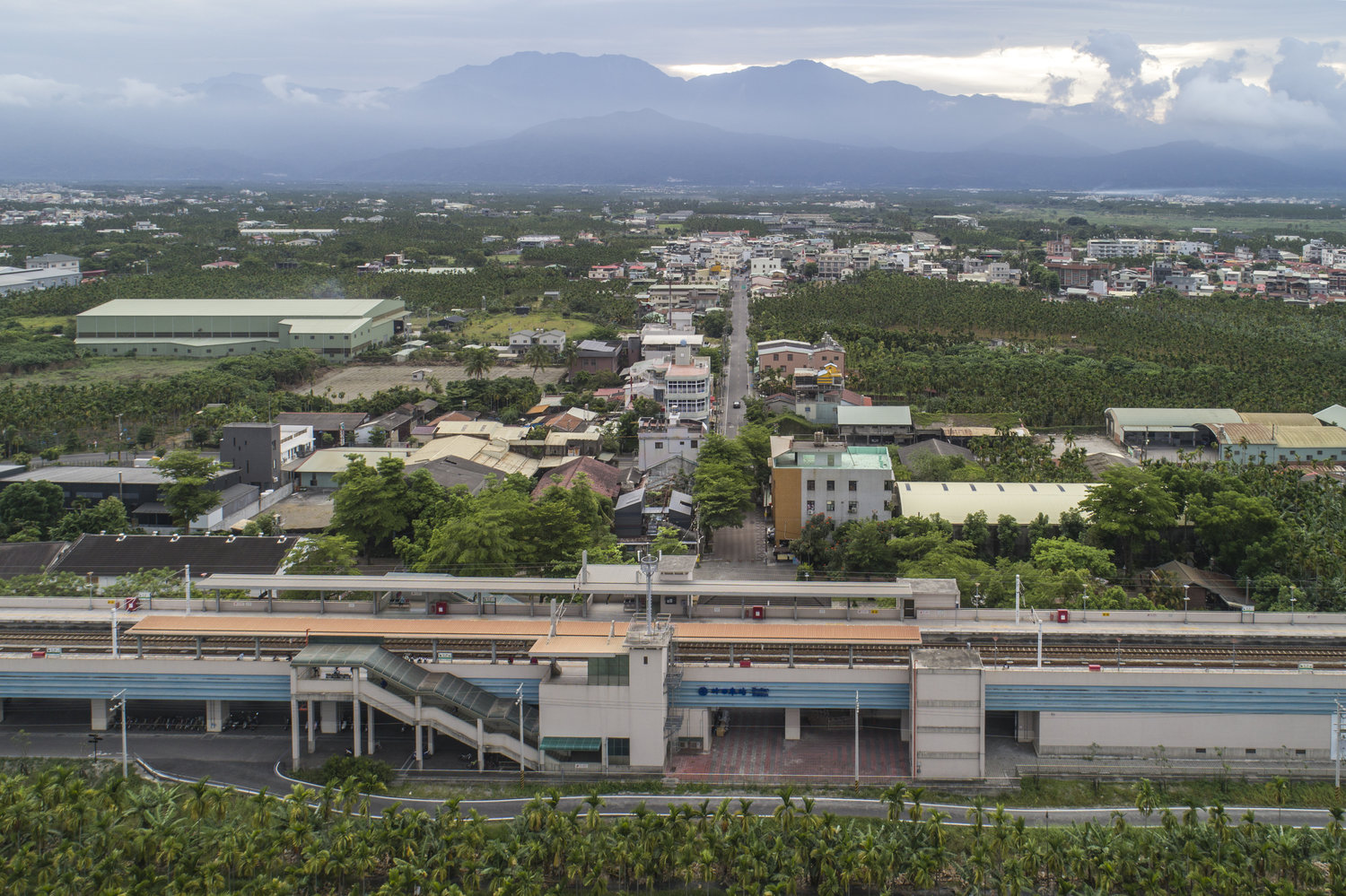 竹田火車站前的大道筆直面向大武山。利培安提供