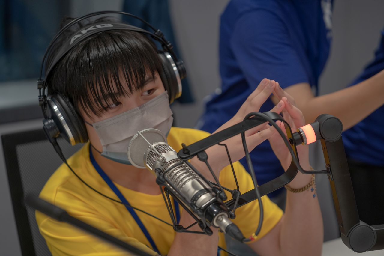 學員進錄音室錄製廣播稿。洪俊傑攝
