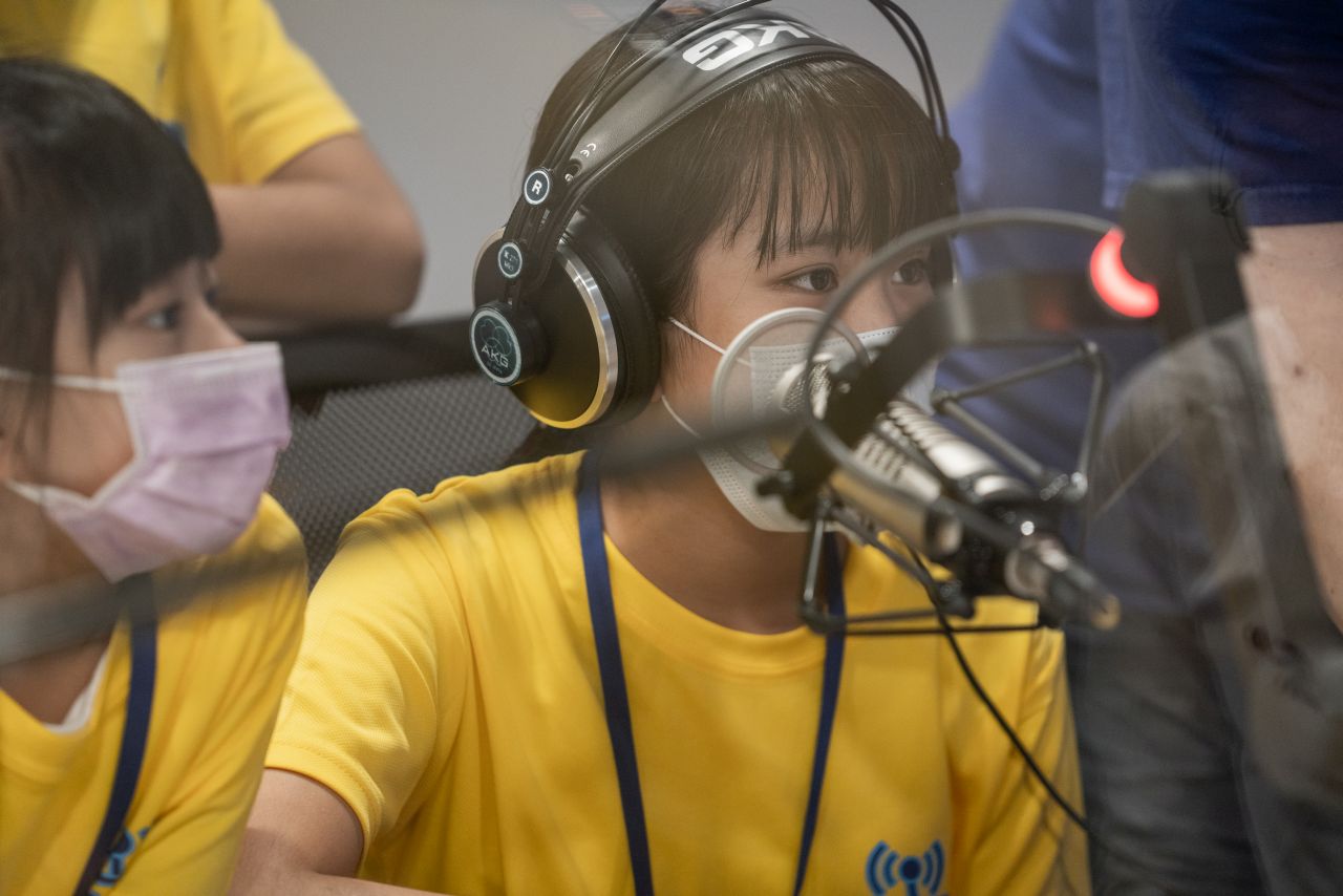 學員進錄音室錄製廣播稿。洪俊傑攝