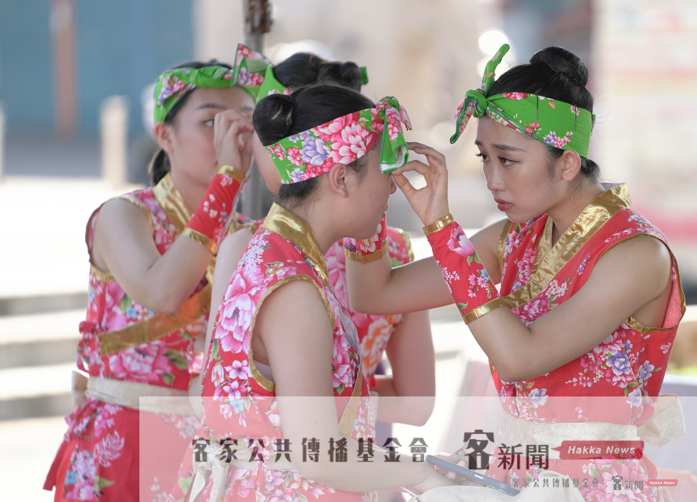 正在梳妝打扮的表演團隊。洪俊傑攝