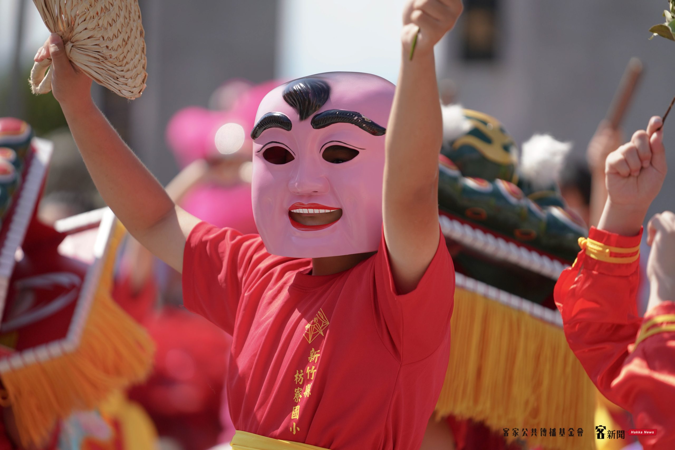 客家武獅文化協會,大頭佛熱情揮舞,迎接義民祭開幕。洪俊傑攝