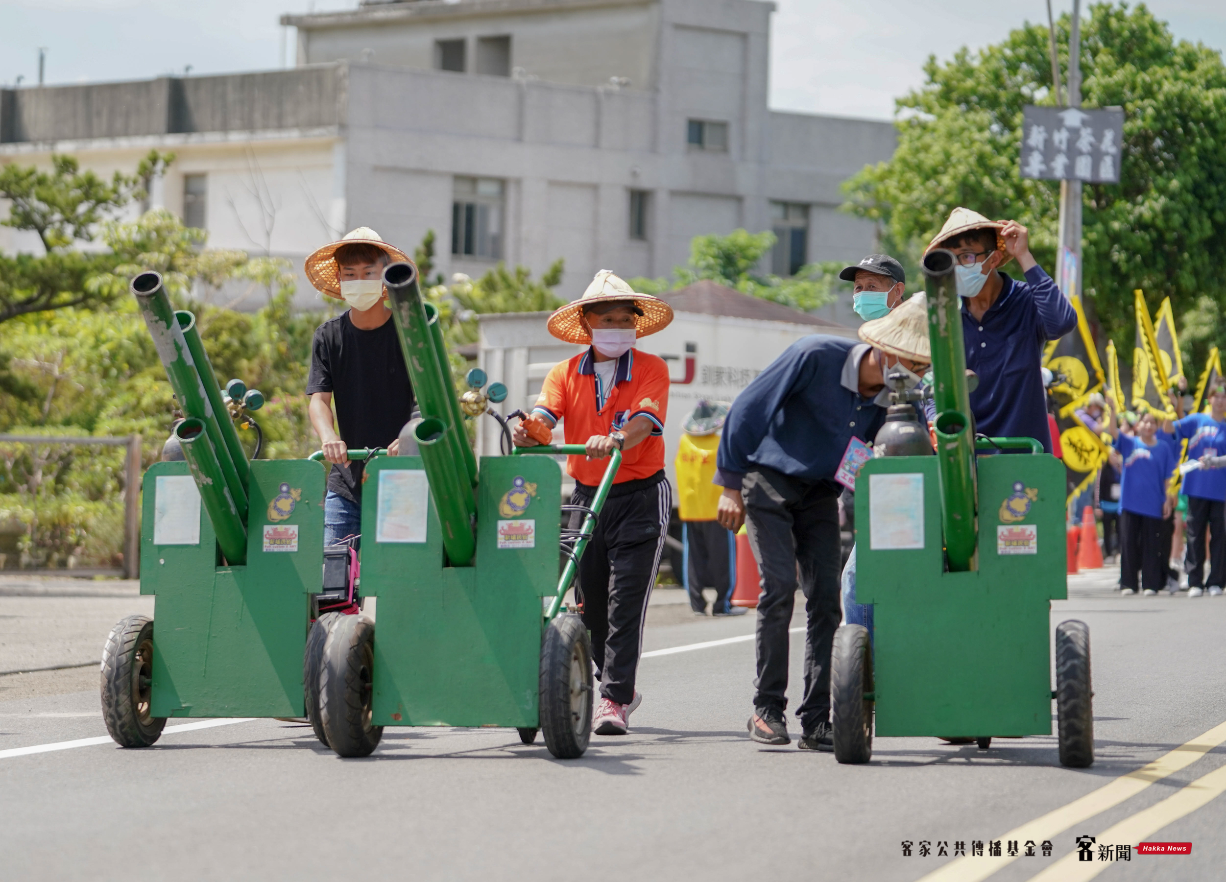 禮炮車氣勢登場,率領踩街隊伍步行至自民廟。洪俊傑攝