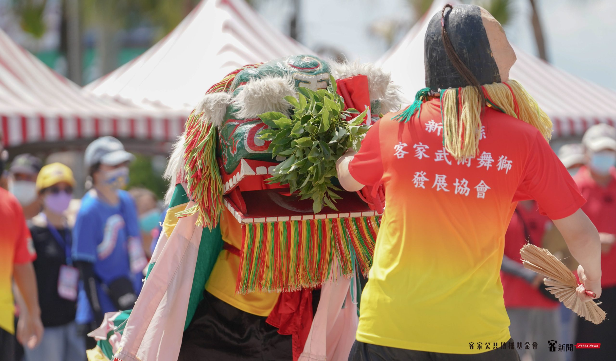 客家武獅文化協會,大頭佛熱情揮舞,迎接義民祭開幕。洪俊傑攝