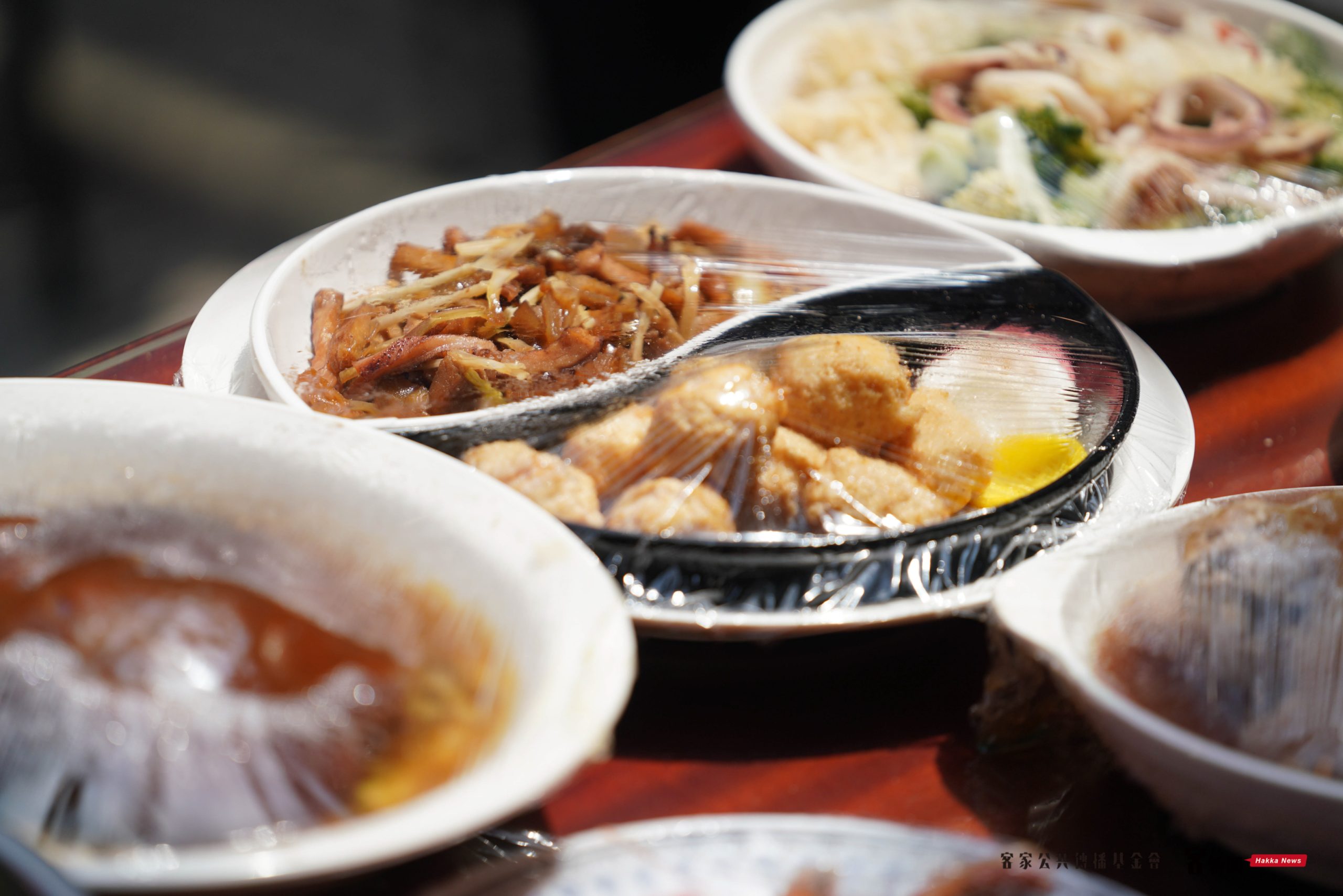 義民祭挑擔奉飯,美味菜餚。洪俊傑攝
